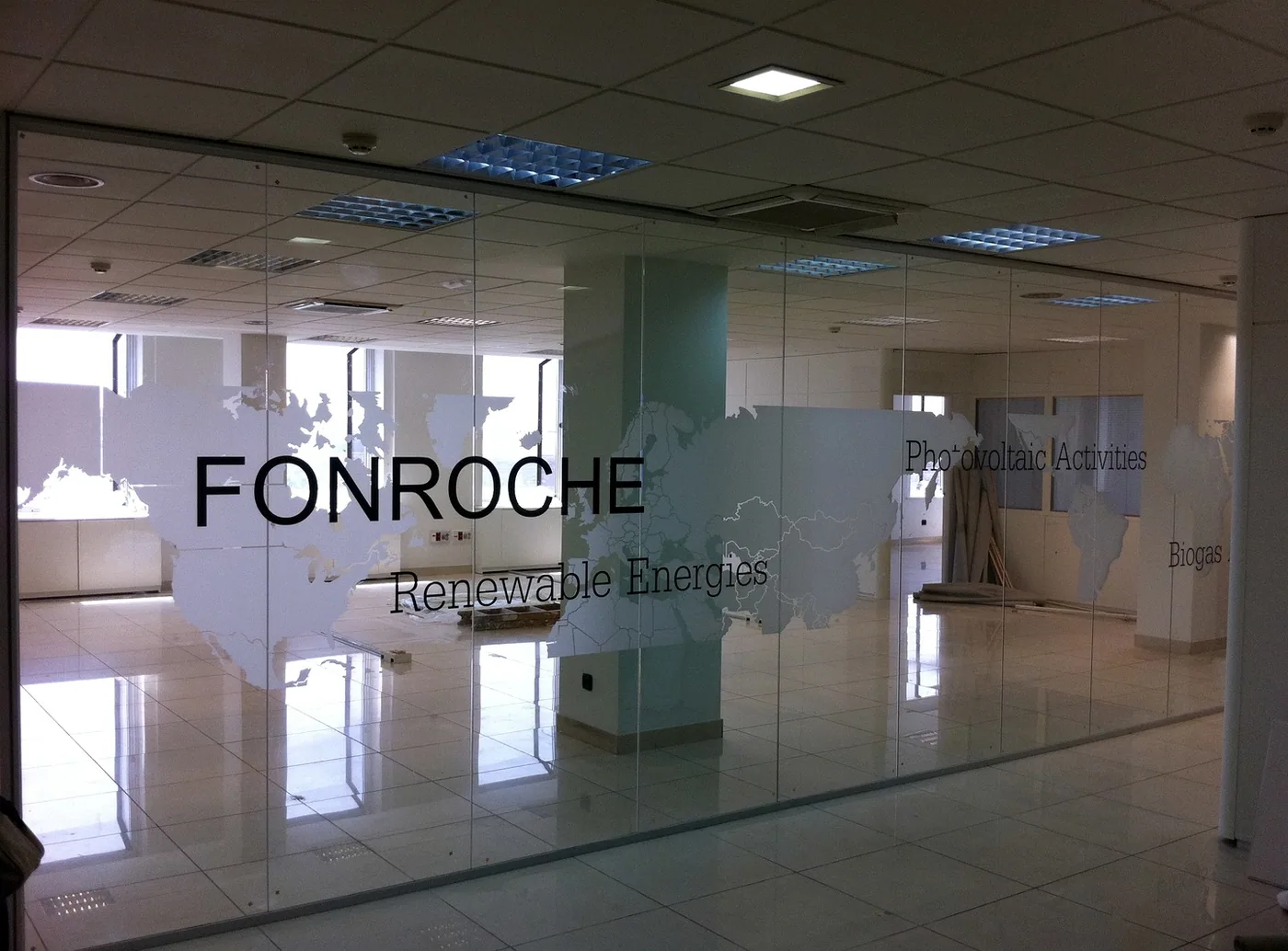 Mampara de oficinas de Fonroche con vinilo efecto ácido liso y los textos en vinilo de corte negro