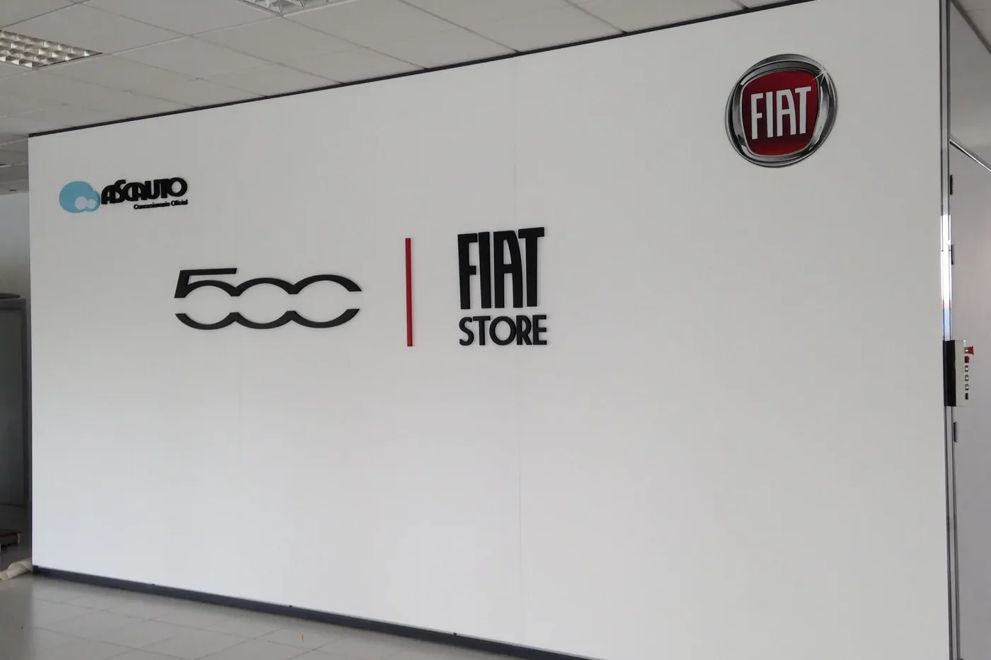 Mampara del concesionario con la imagen de Fiat Store ya implantada