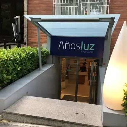 Rótulo iluminado de un comercio, 2017