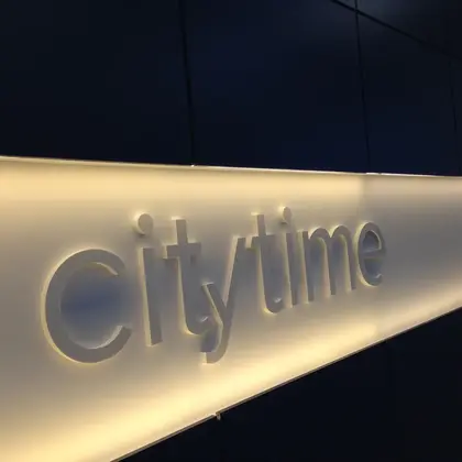 Letras corpóreas retroiluminadas en un centro de negocios, 2015