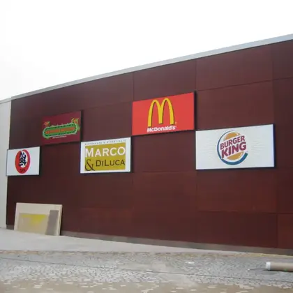 Rótulos de restauración en la fachada de un centro comercial, 2008