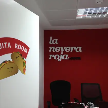 Pared corporativa rotulada en unas oficinas, 2014