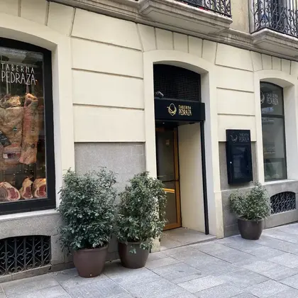 Fachada de una taberna rotulada, 2022