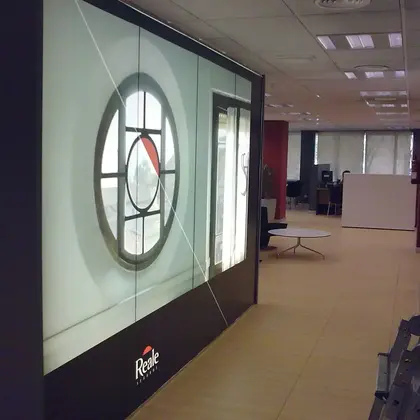 Gráfica corporativa impresa en unas oficinas, 2009