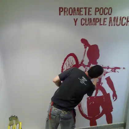 Montaje de un mural en vinilo rojo sobre pared