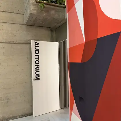 Señalética de auditorio en unas oficinas, 2026