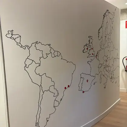 Mapamundi en vinilo troquelado sobre pared de oficina, 2026