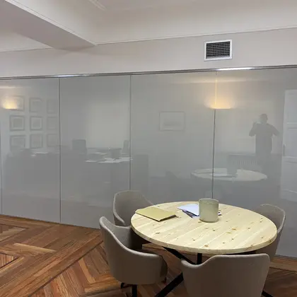 Oficinas con vinilo textil en mamparas, 2023