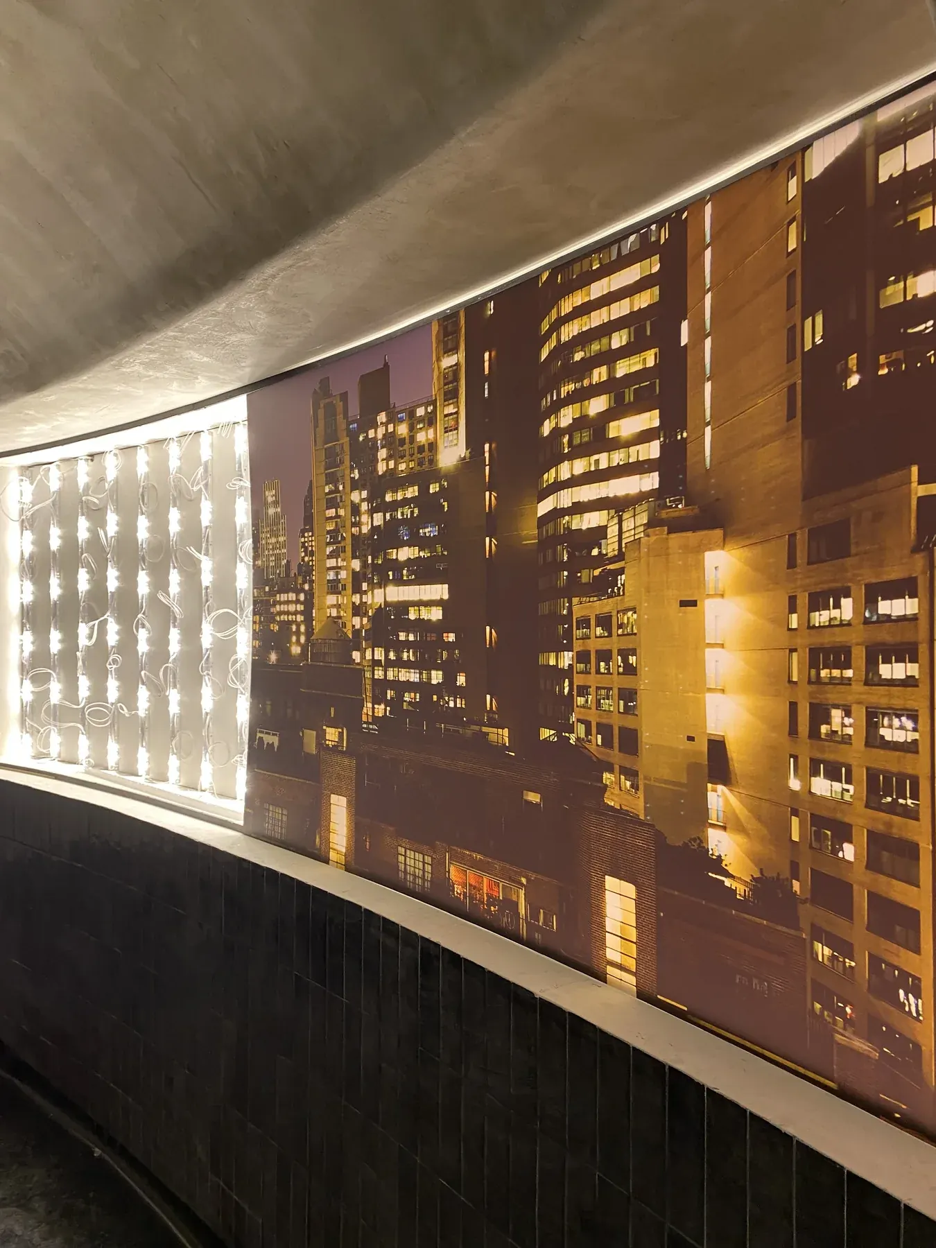 Gran formato retroiluminado del restaurante Ikigai visto en escorzo, con los módulos LED todavía vistos a la izquierda