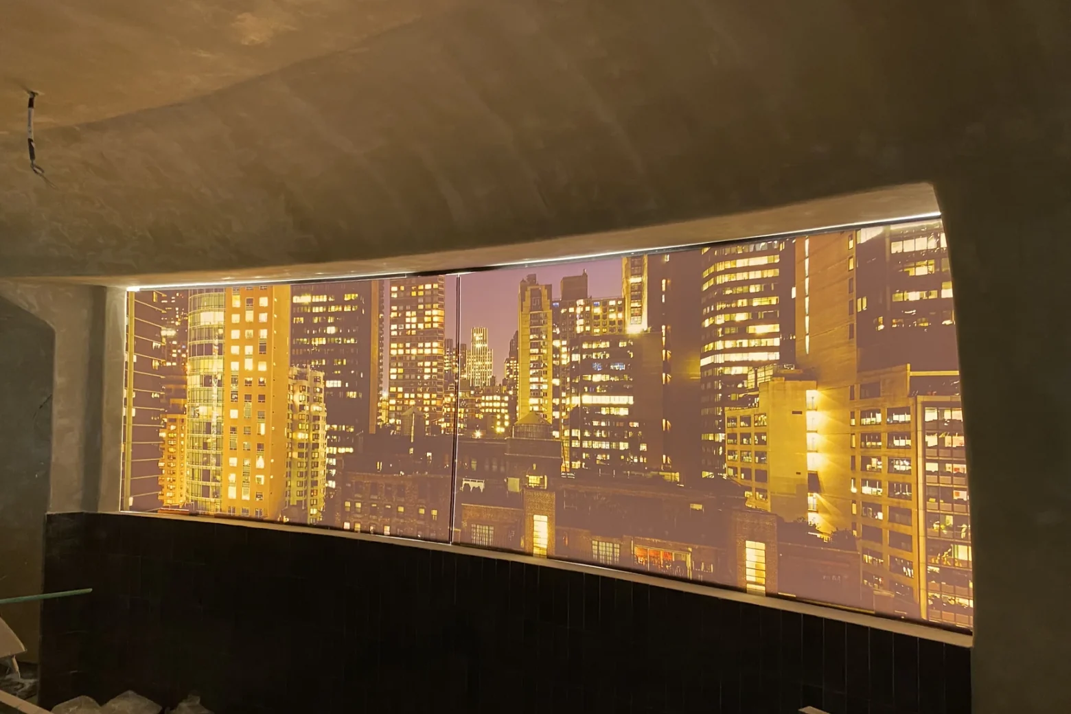 Gran formato retroiluminado del restaurante Ikigai con la luz cálida encendida