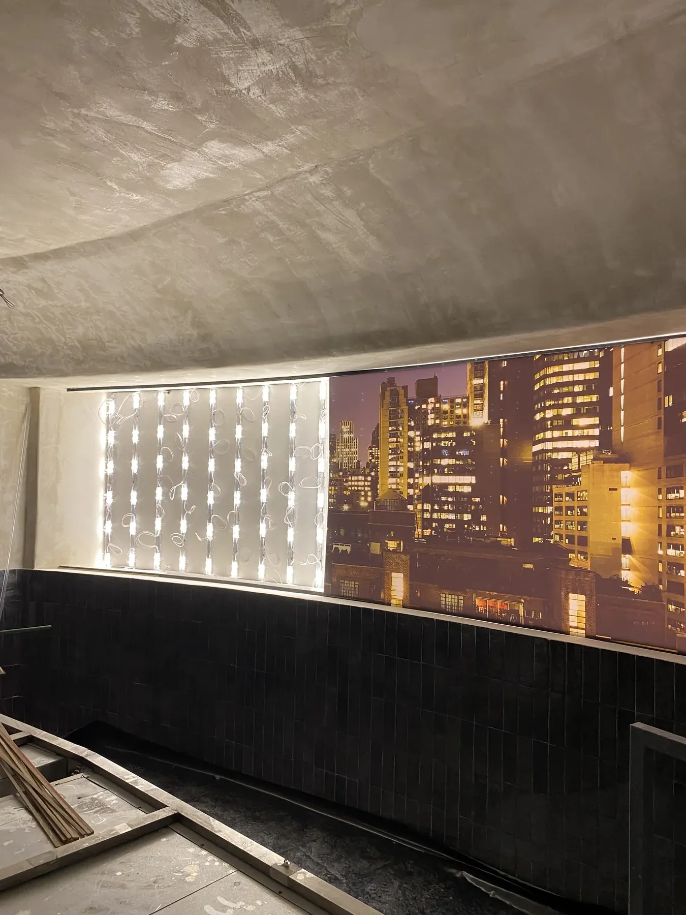 Montaje del gran formato retroiluminado del restaurante Ikigai, con los módulos LED todavía a la vista