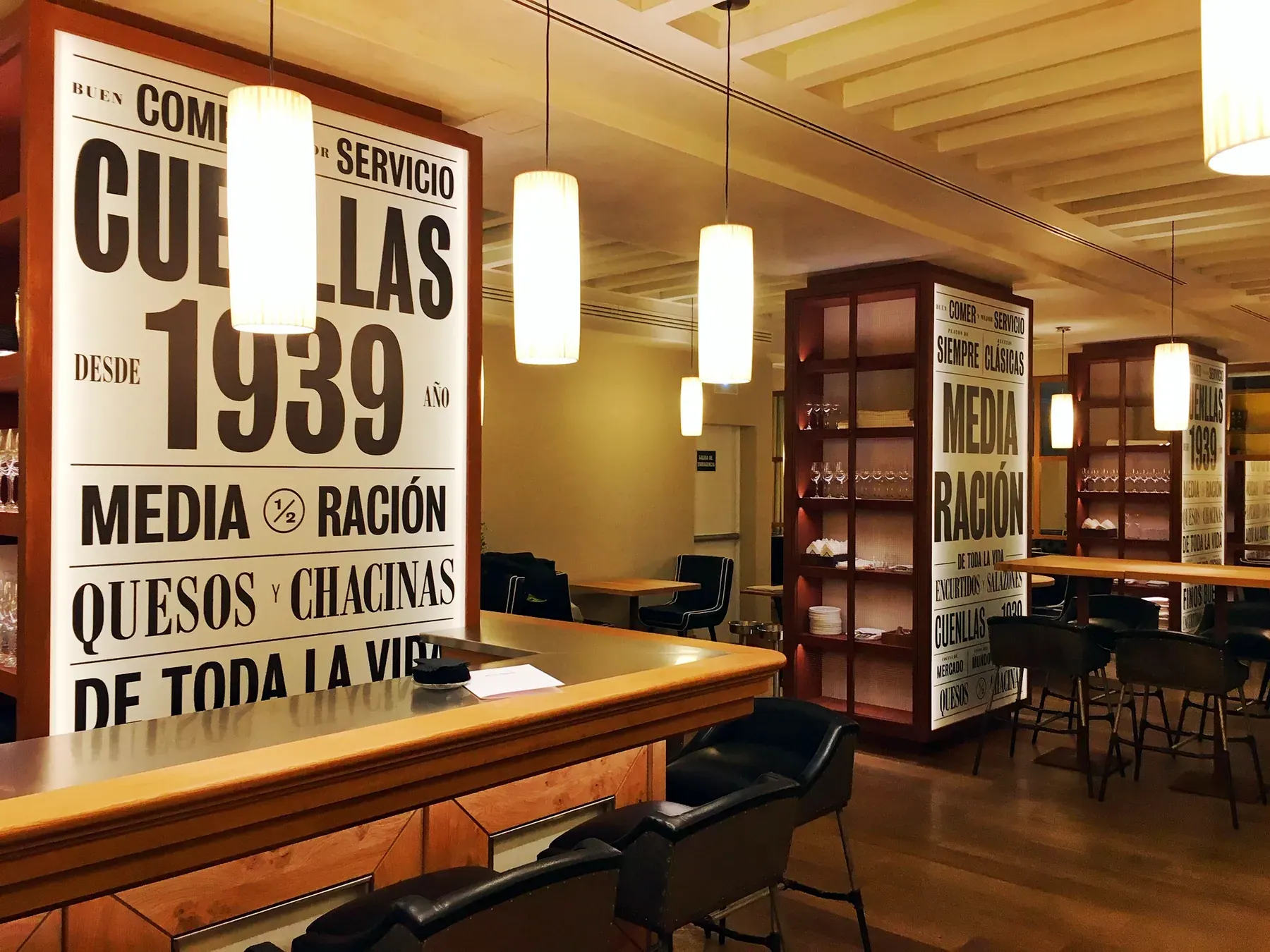 Gráfica tipográfica de gran formato en el interior del restaurante Media Ración