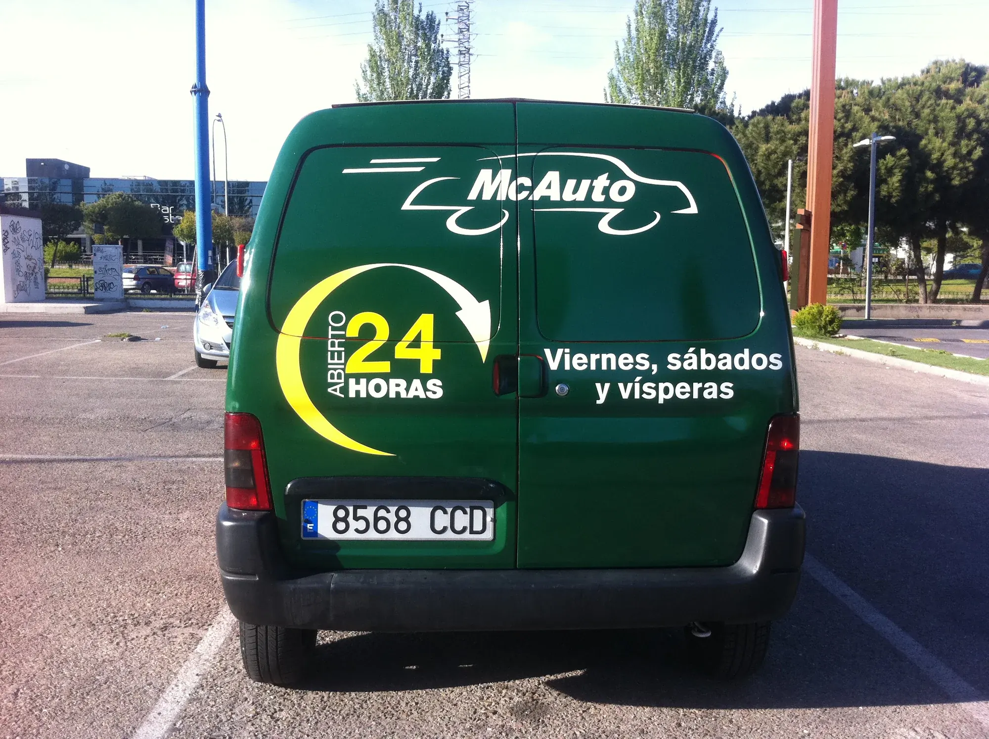 Furgoneta del servicio McAuto rotulada con vinilo impreso