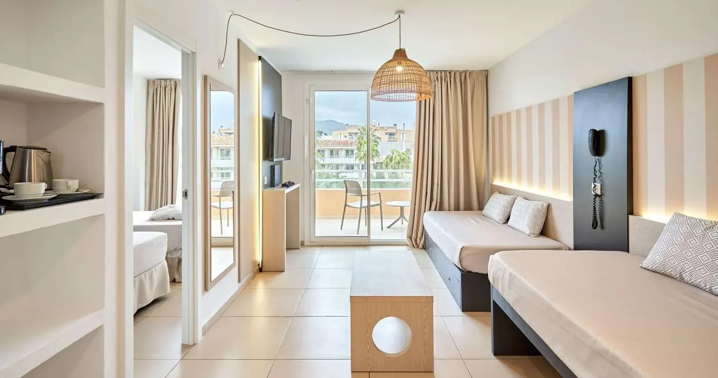 Habitación de hotel con la carpintería y los paramentos revestidos con vinilo texturizado