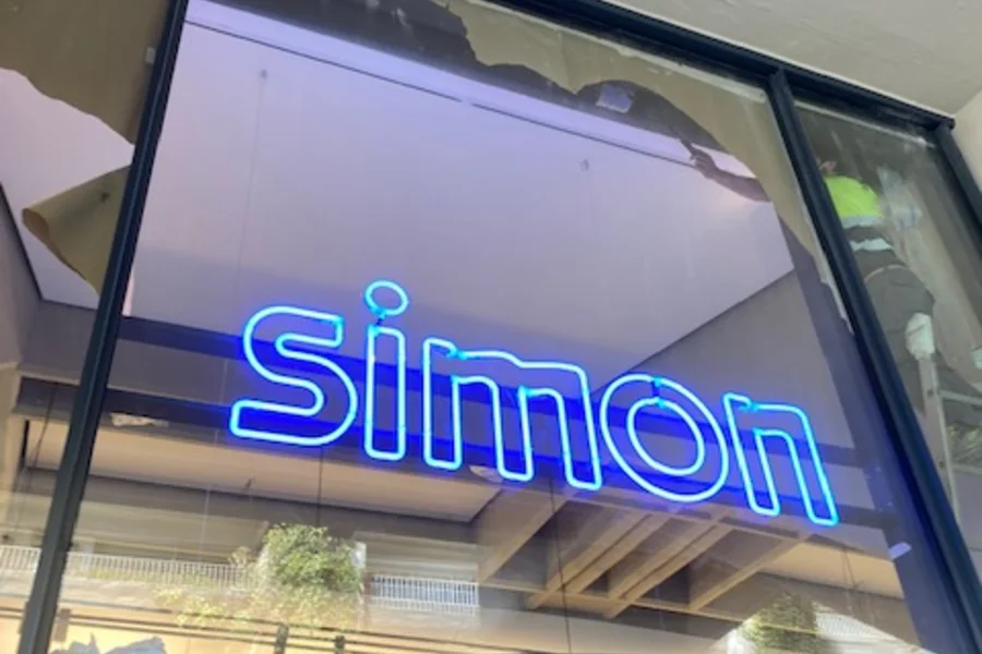 El mismo rótulo de Simon con el neón azul encendido