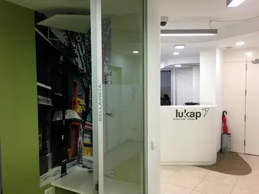 Lukkap Consultants · recepción — rotulación de DECSIGN