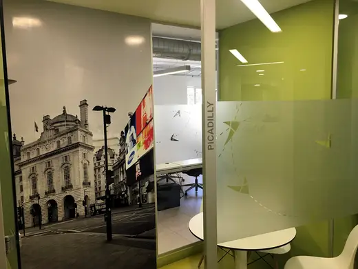 Lukkap Consultants · oficinas — rotulación de DECSIGN