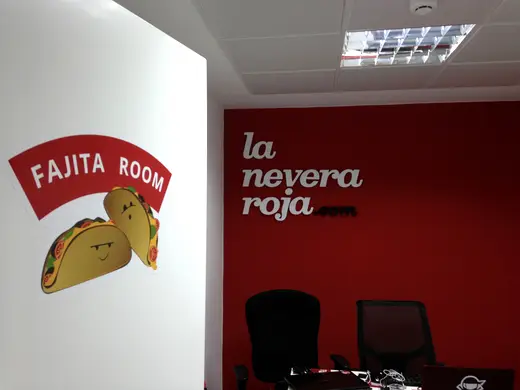 La Nevera Roja — rotulación de DECSIGN
