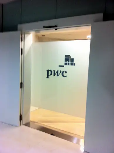 Torre PwC · Cuatro Torres — rotulación de DECSIGN