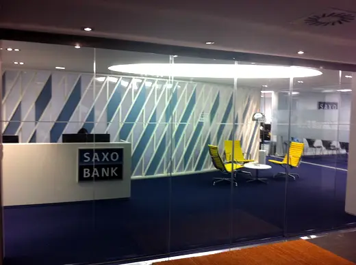 Saxo Bank — rotulación de DECSIGN