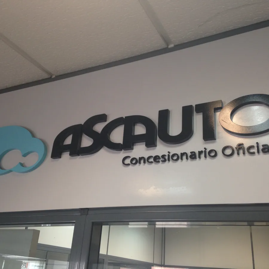 Ascauto · Concesionario oficial — rótulo corpóreo en recepción