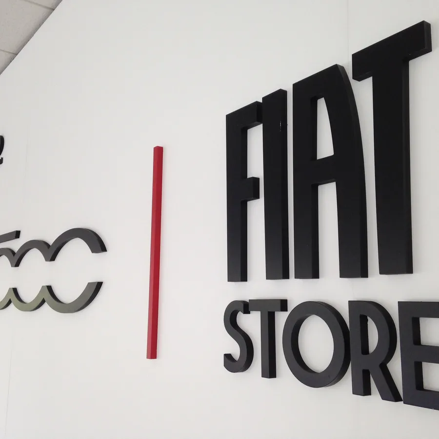 Ascauto Fiat Store — detalle de las corpóreas