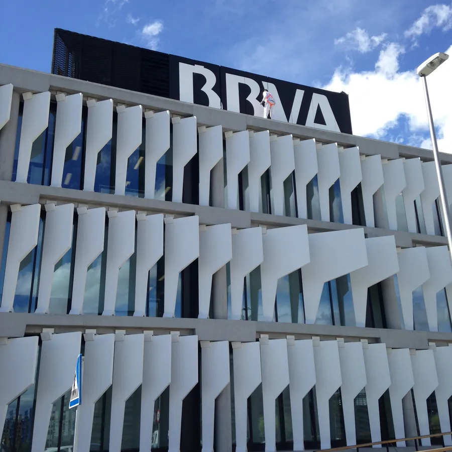 BBVA — rótulo corpóreo en fachada