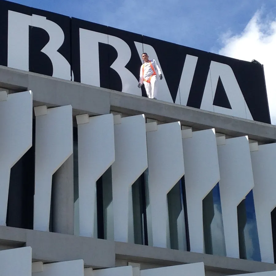 BBVA — rótulo corpóreo en fachada (vista cercana)