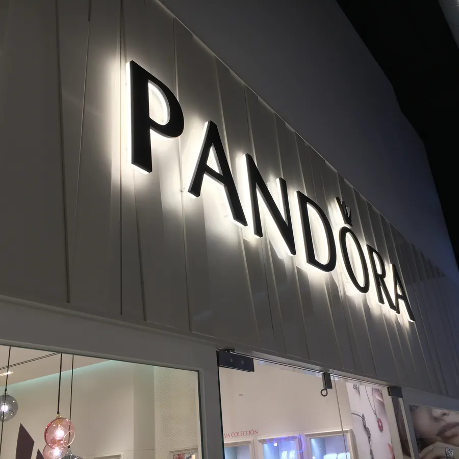 Pandora — rótulo corpóreo retroiluminado