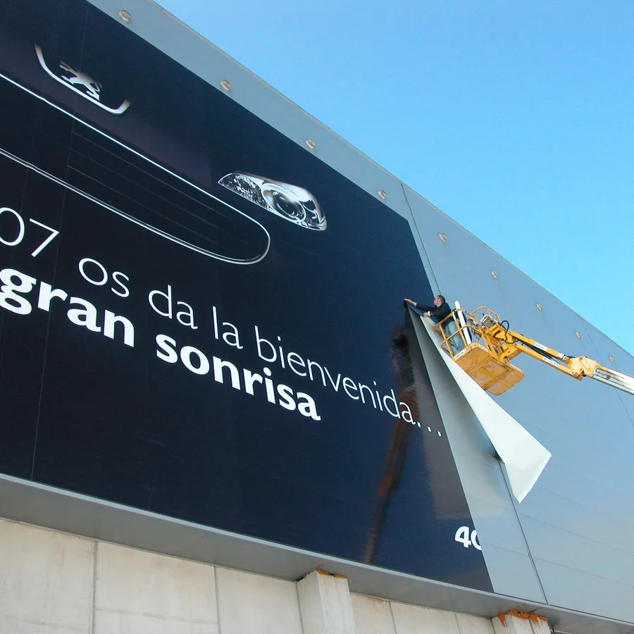 Concesionario Peugeot — cartelería de gran formato