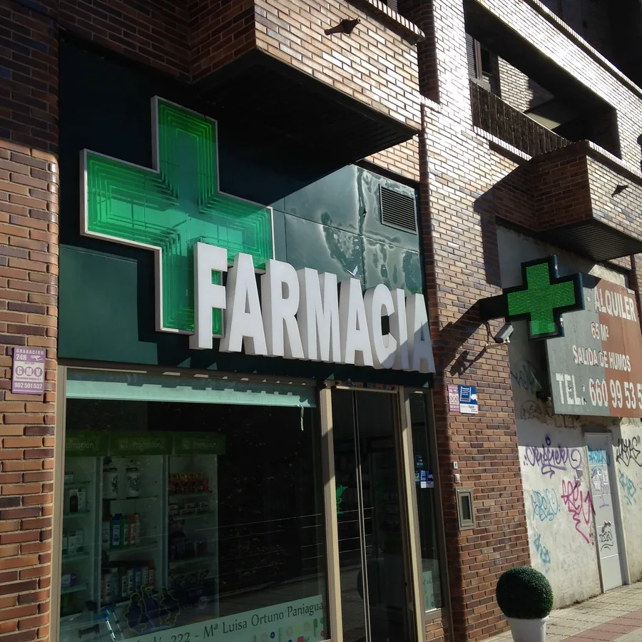 Farmacia — cruz y rótulo