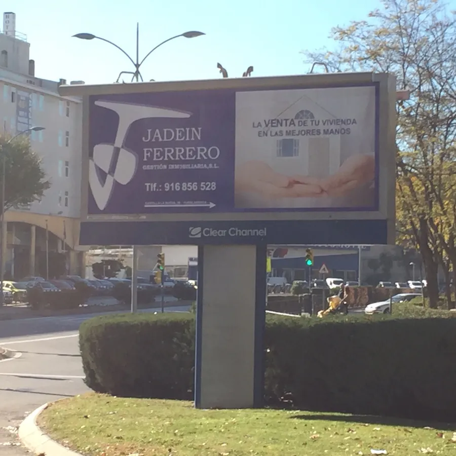 Jadein Ferrero — publicidad en autobús