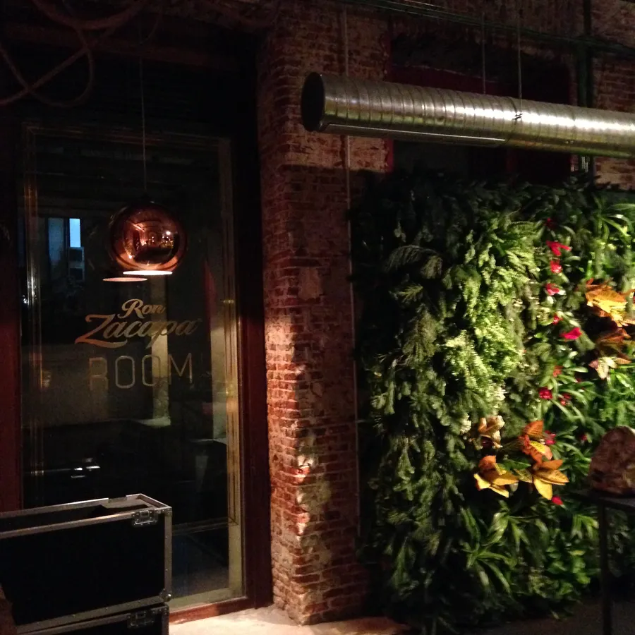 Ron Zacapa Room · Madrid — rotulación en puerta de acceso