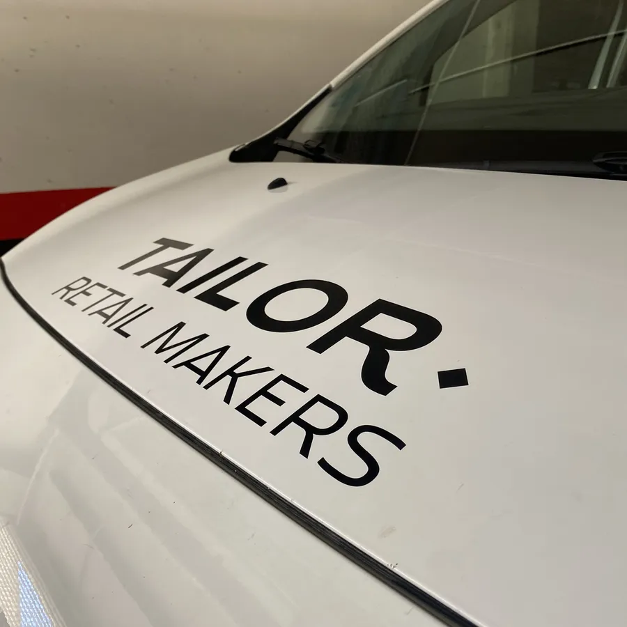 Tailor Retail Makers — rotulación en capó