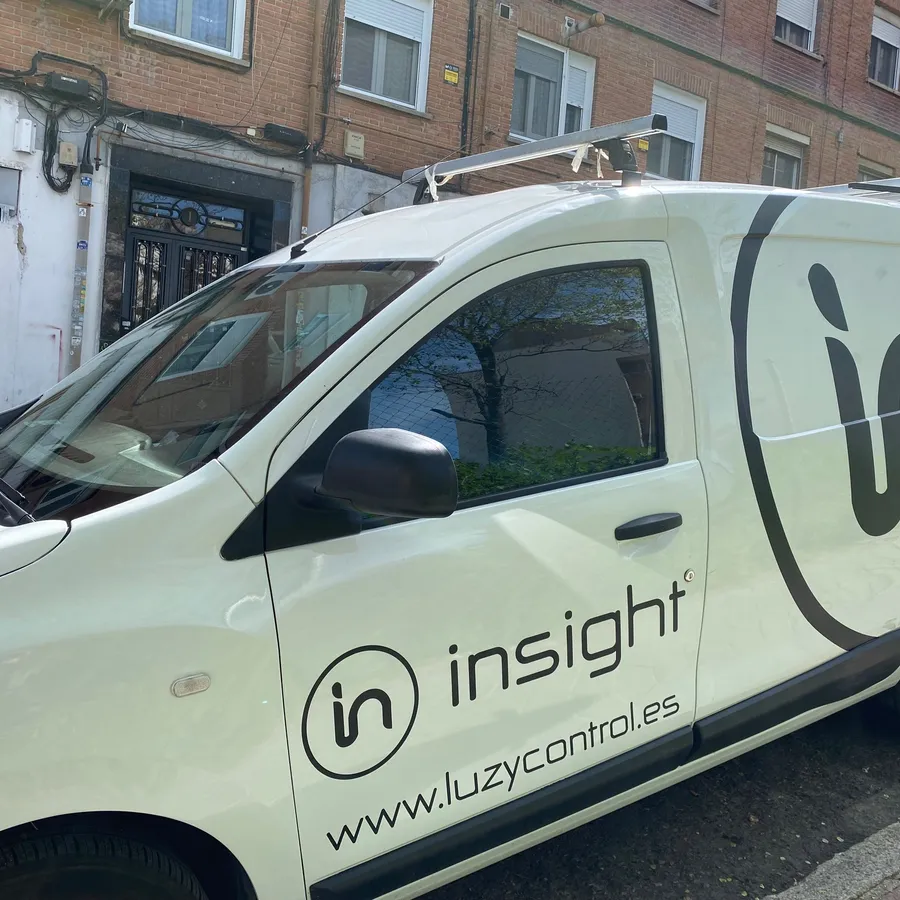 Insight · Luz y Control — rotulación de furgoneta