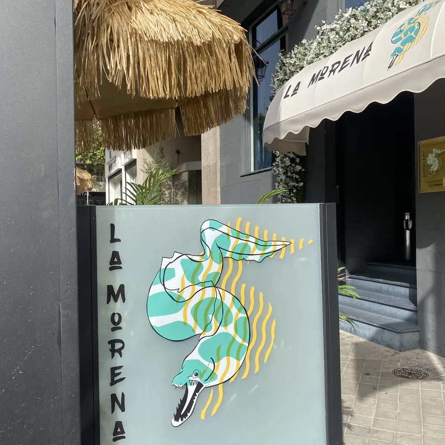La Morena · Madrid — toldo impreso y tótem de acceso