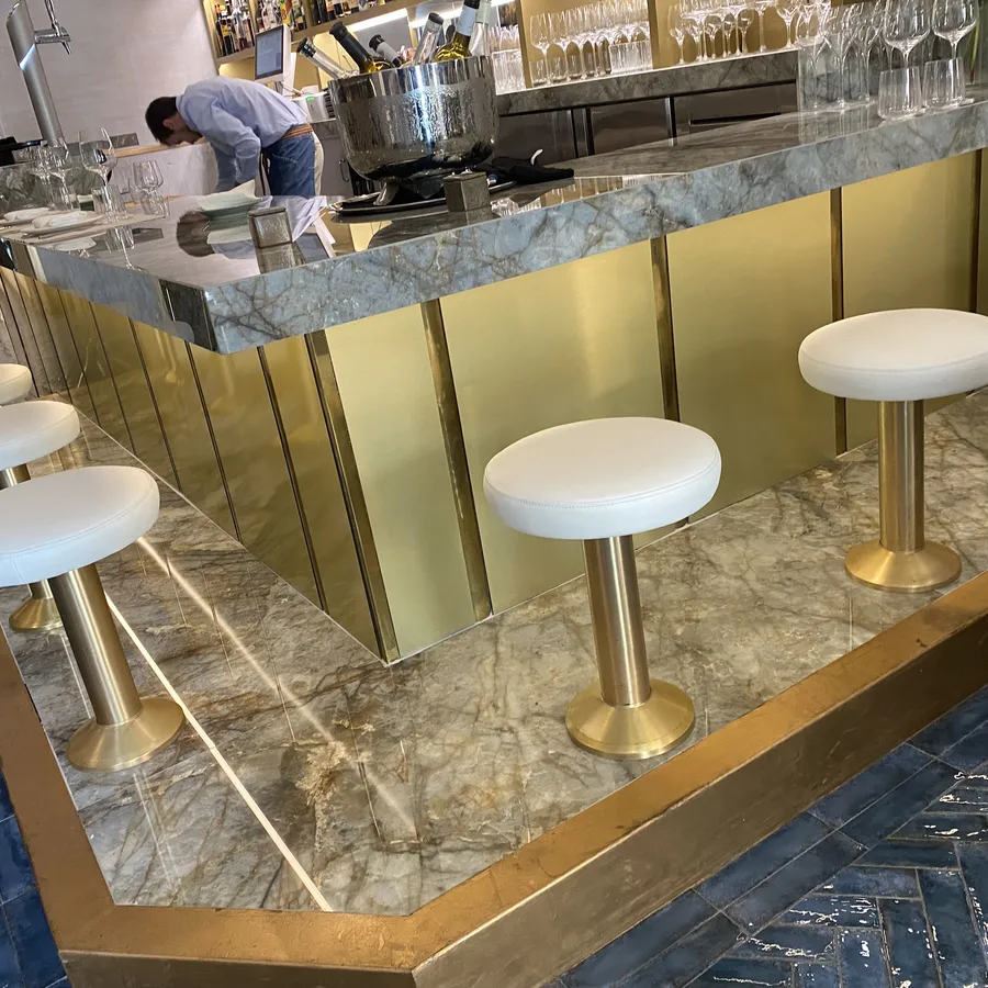 La Morena · Madrid — barra forrada con dibond oro