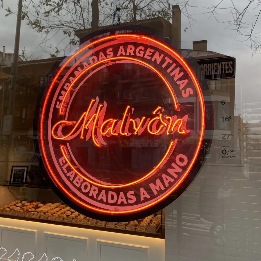 Malvón Empanadas Argentinas · Madrid — neón encendido