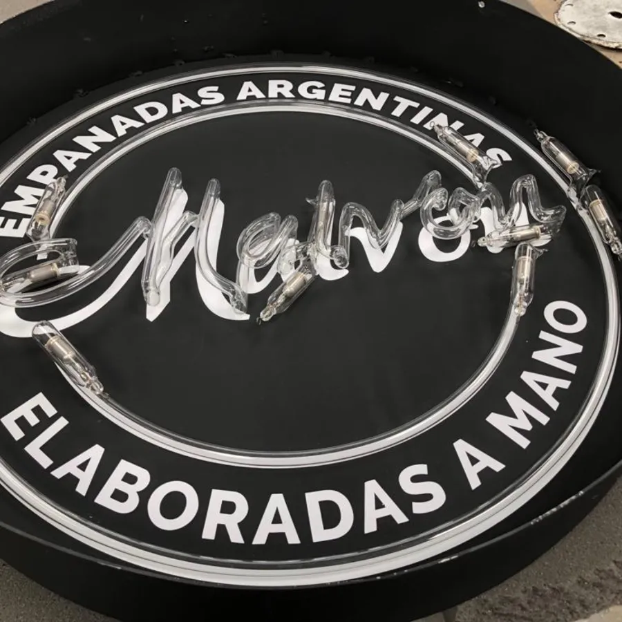 Malvón — rótulo circular con neón, terminado en taller