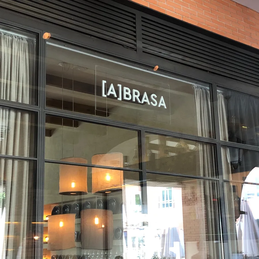 Restaurante [A]BRASA · La Finca, Madrid — corpóreas sobre metacrilato en escaparate