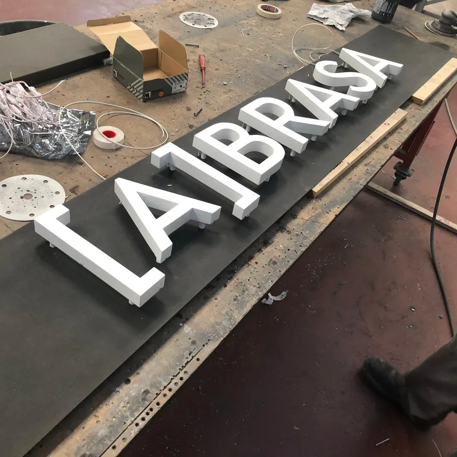 Restaurante [A]BRASA — fabricación de las corpóreas en taller