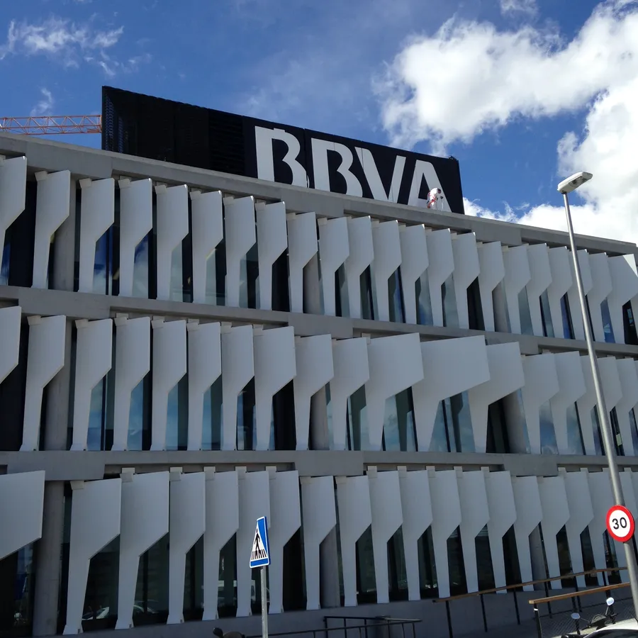 BBVA — rótulo montado