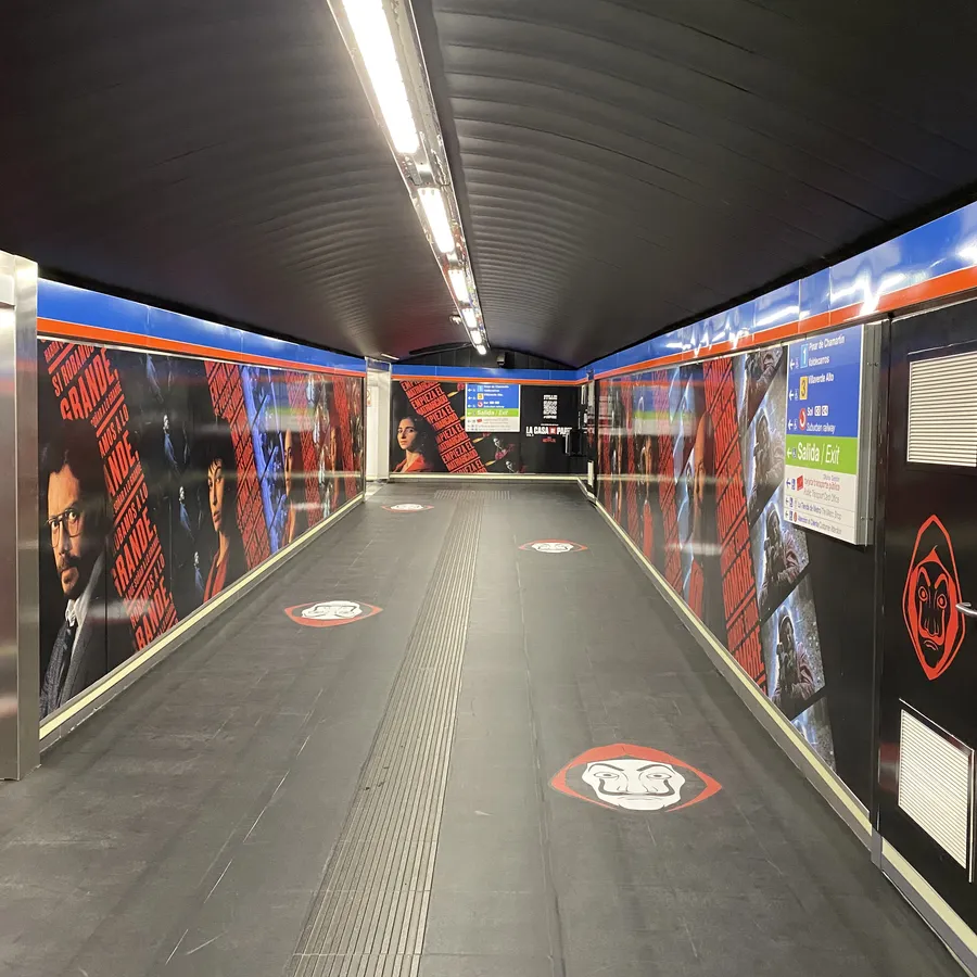 Metro de Madrid — pasillo vestido