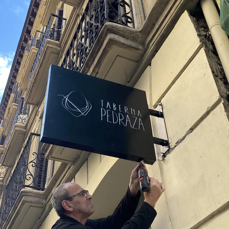 Taberna Pedraza · Madrid — montaje de la bandera