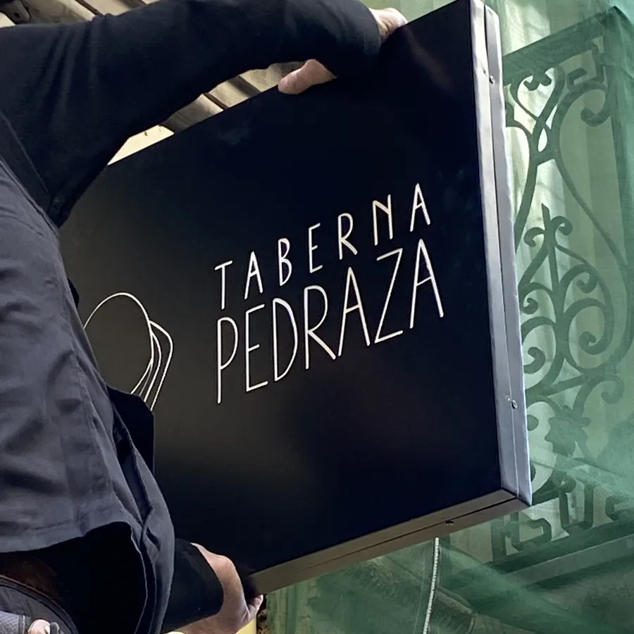 Taberna Pedraza · Madrid — montaje de la bandera