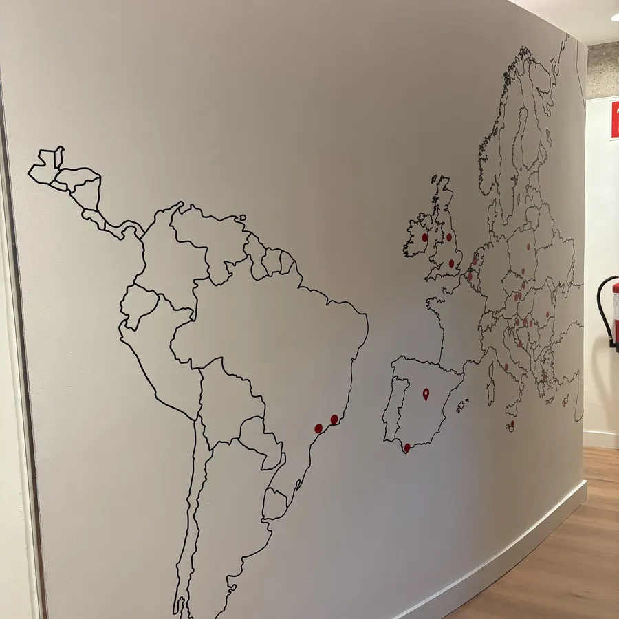 Super · Madrid — mapa en vinilo troquelado sobre pared